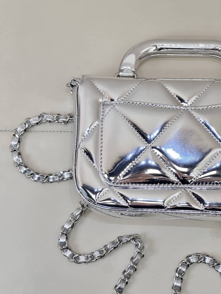 Chanel FW 25/26 حقيبة كلاتش صغيرة بسلسلة