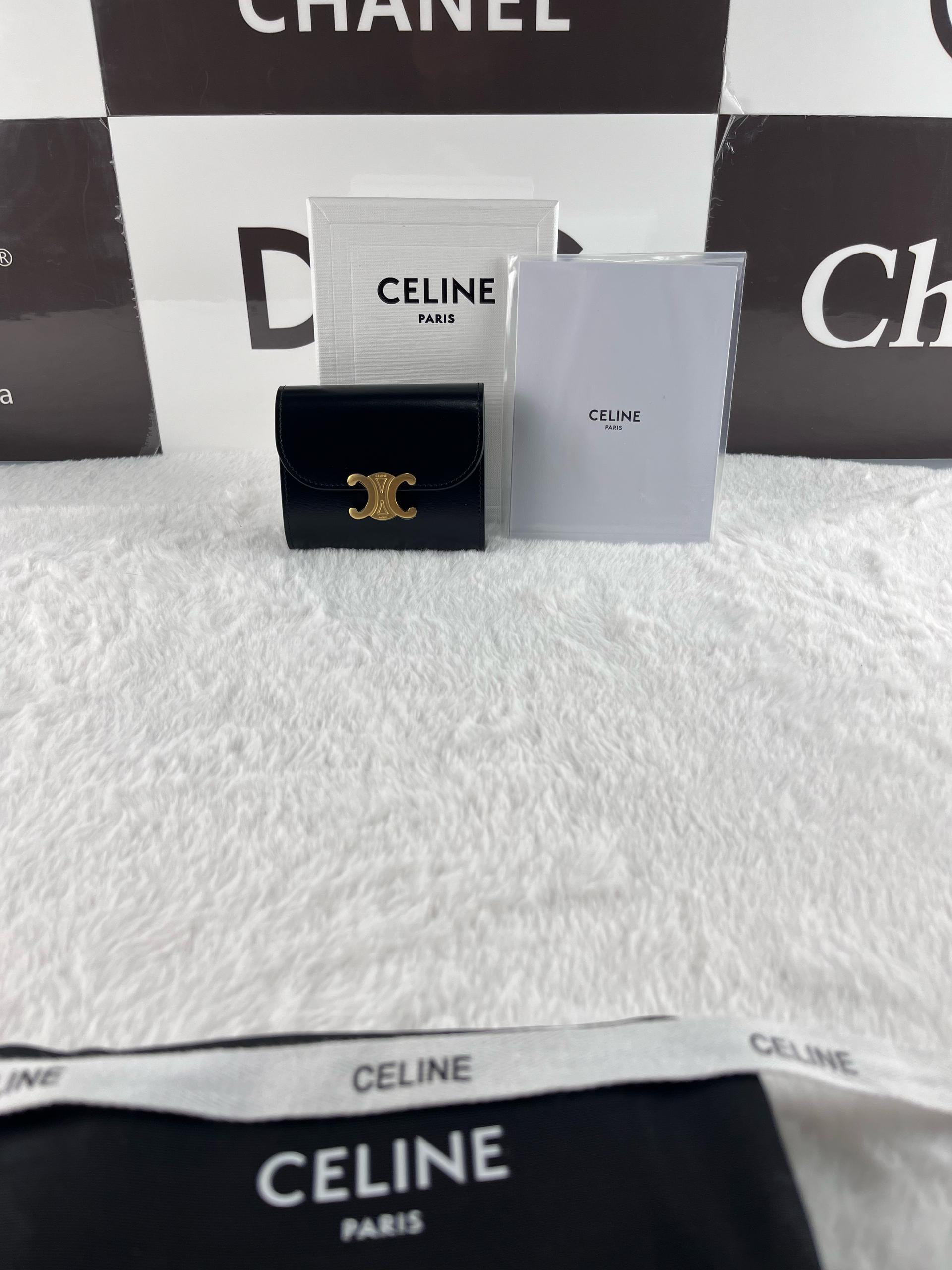 Celine Triomphe Parlak Dana Derisi Küçük Kapaklı Cüzdan - Glimmer of Luxury