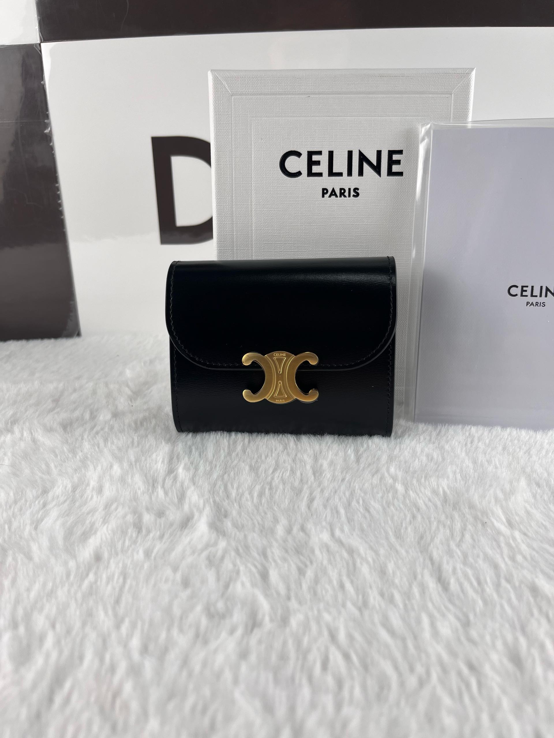 Celine Triomphe Parlak Dana Derisi Küçük Kapaklı Cüzdan - Glimmer of Luxury