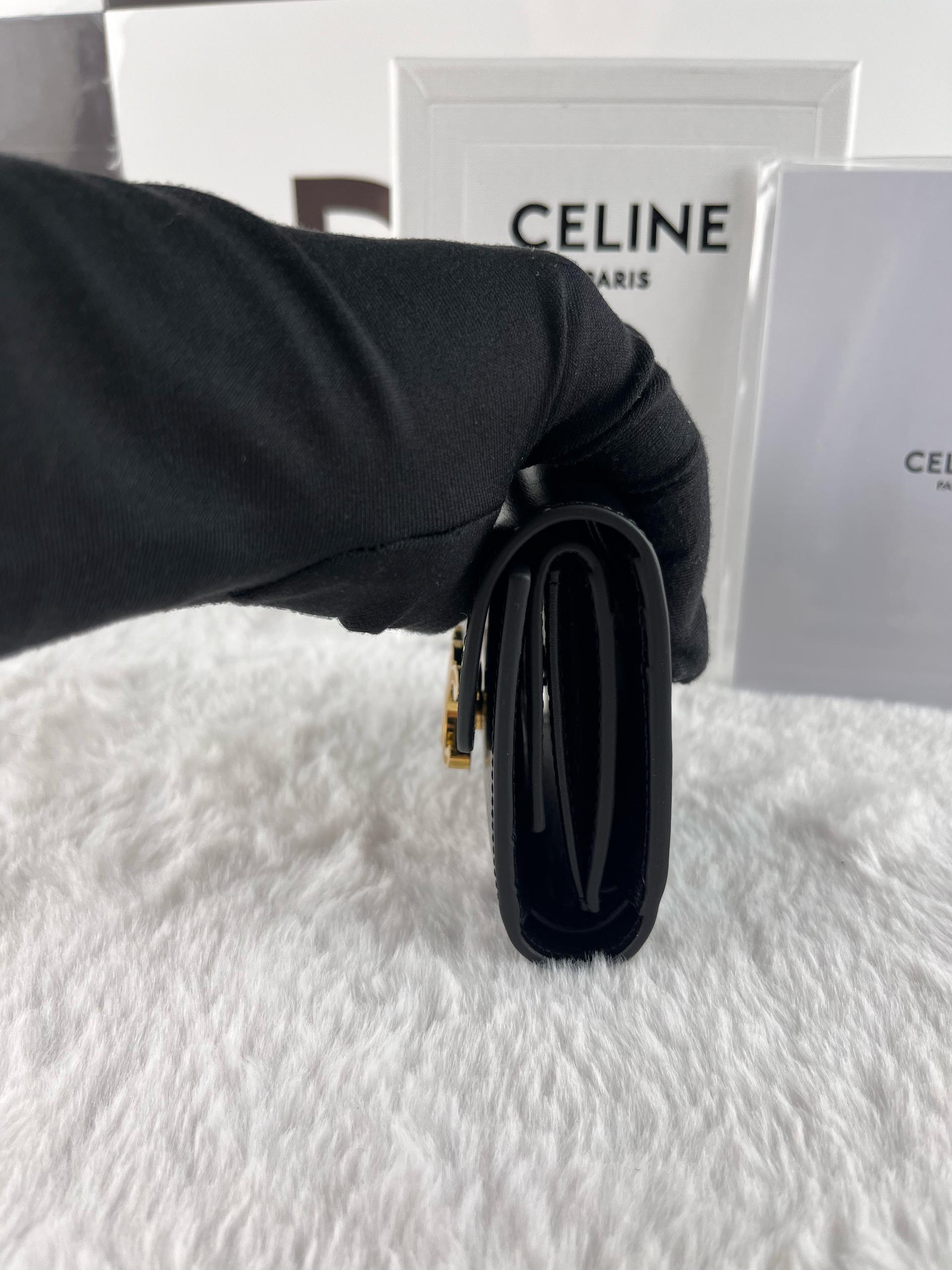 Celine Triomphe Parlak Dana Derisi Küçük Kapaklı Cüzdan - Glimmer of Luxury