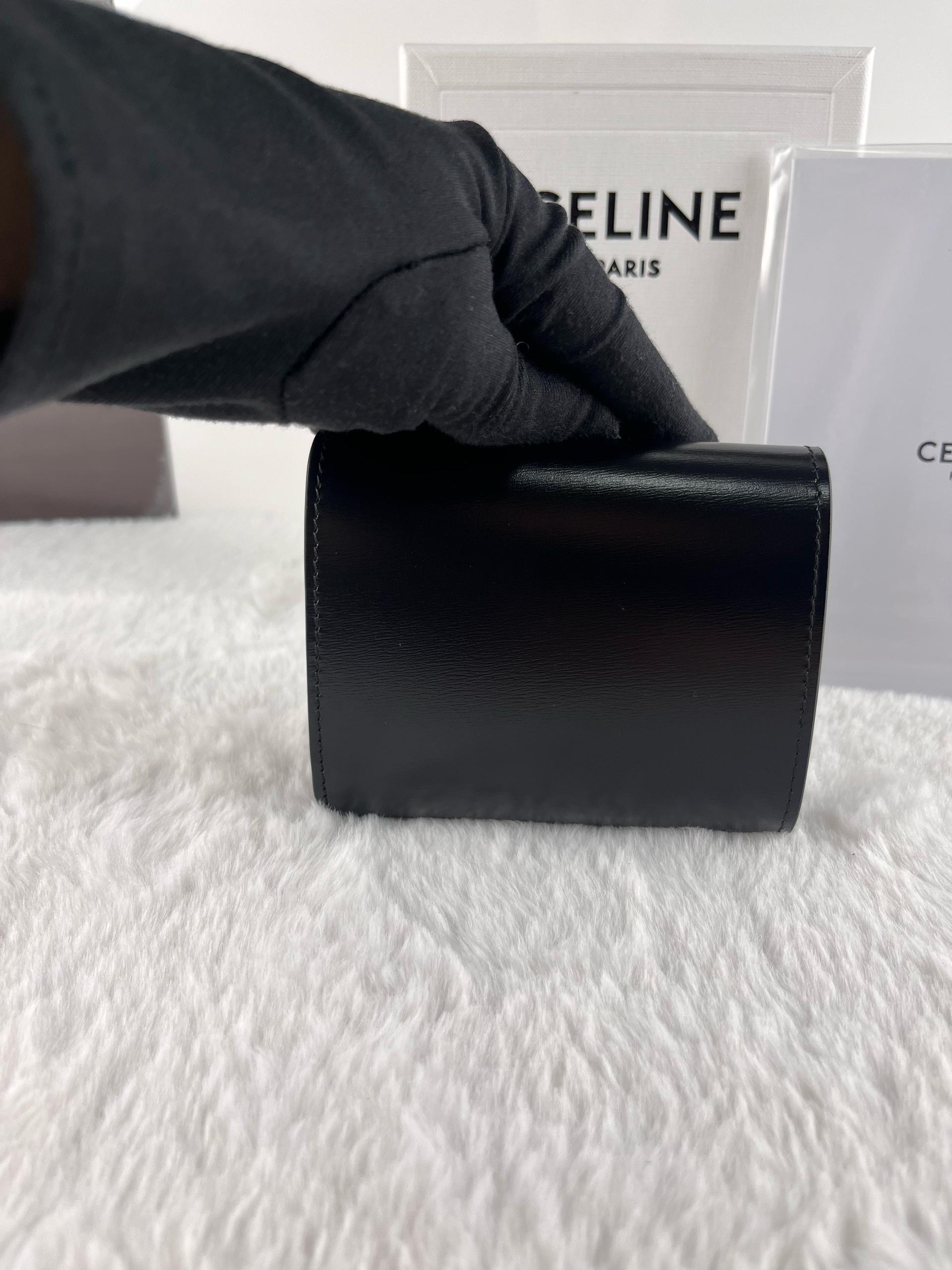 Celine Triomphe Parlak Dana Derisi Küçük Kapaklı Cüzdan - Glimmer of Luxury