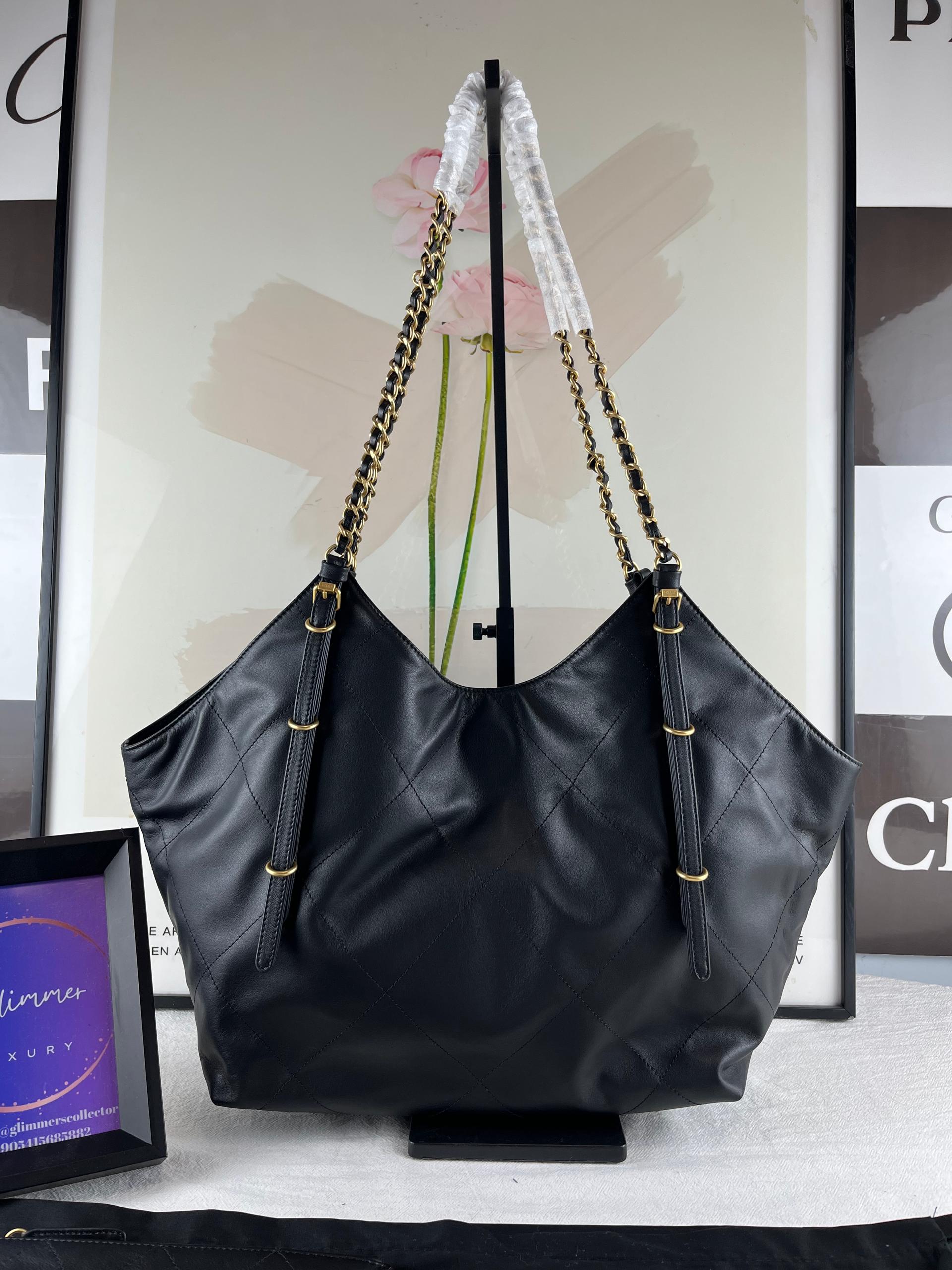 Maxi Shopping Bag Calfskin Leather and Gold-Tone Metal Black