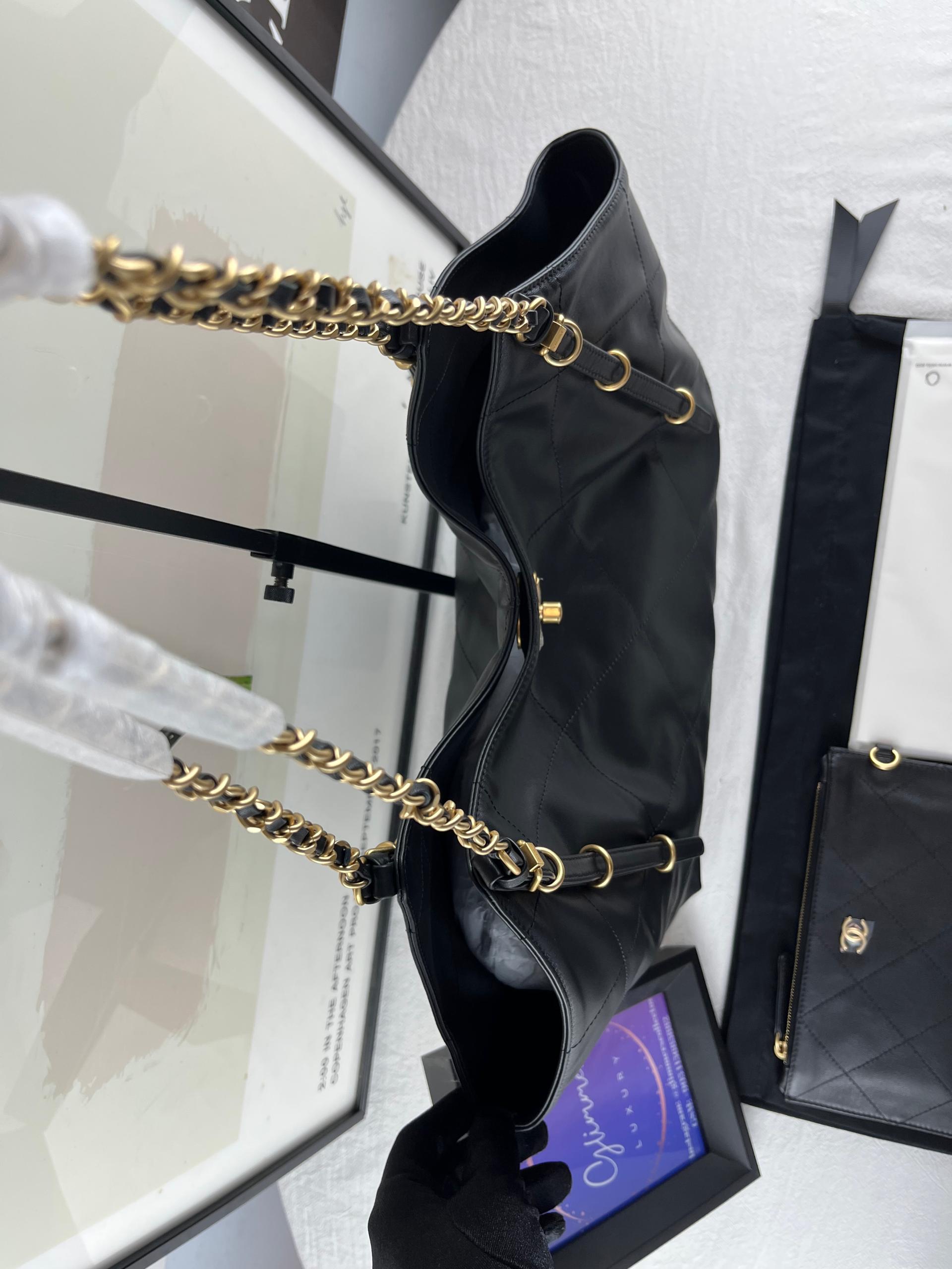 Maxi Shopping Bag Calfskin Leather and Gold-Tone Metal Black