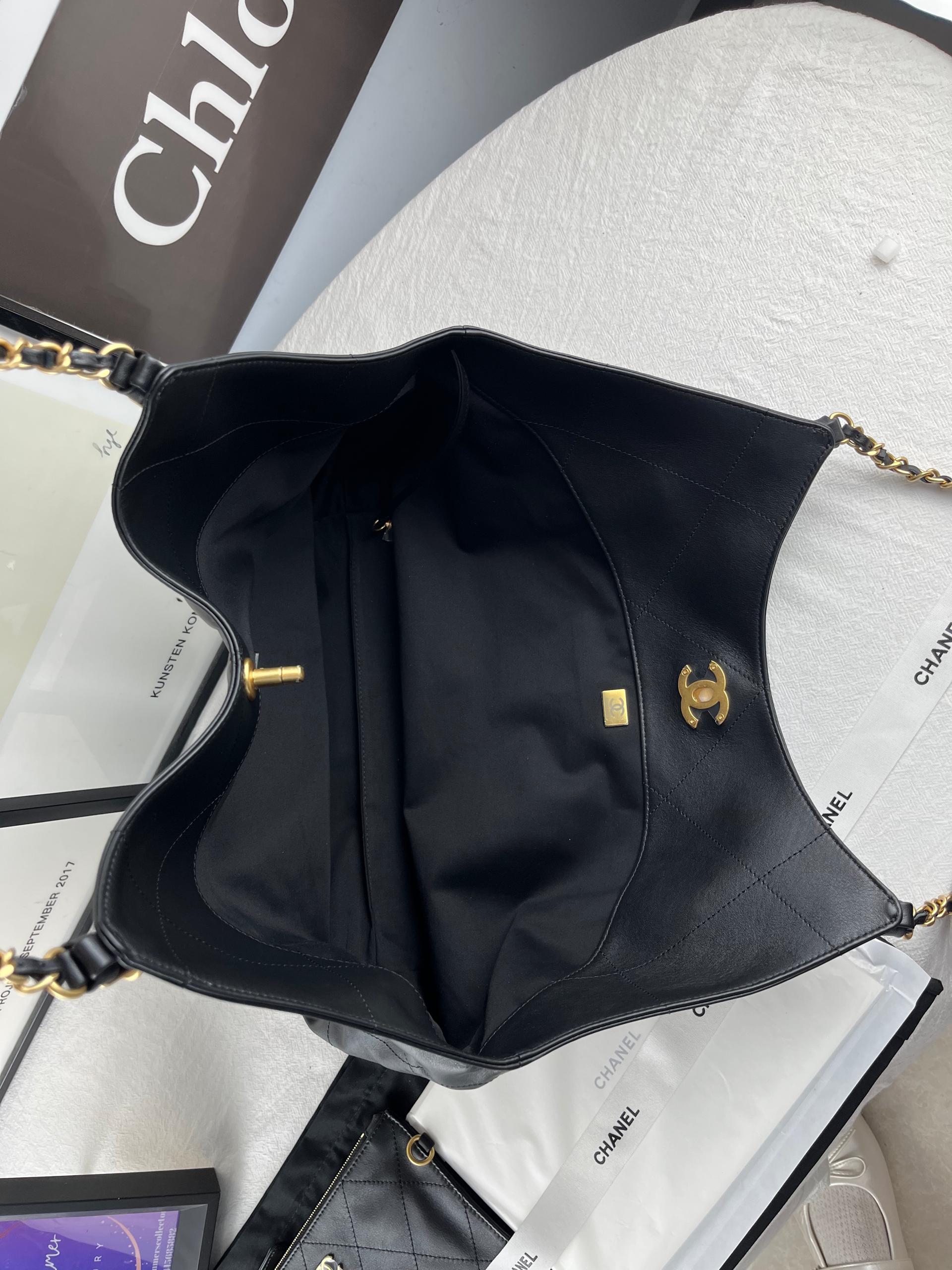 Maxi Shopping Bag Calfskin Leather and Gold-Tone Metal Black