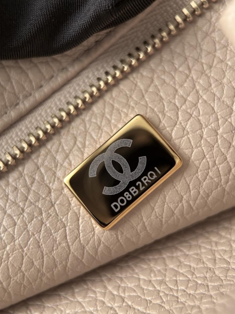 Chanel Urban Essentials Küçük Alışveriş Çantası