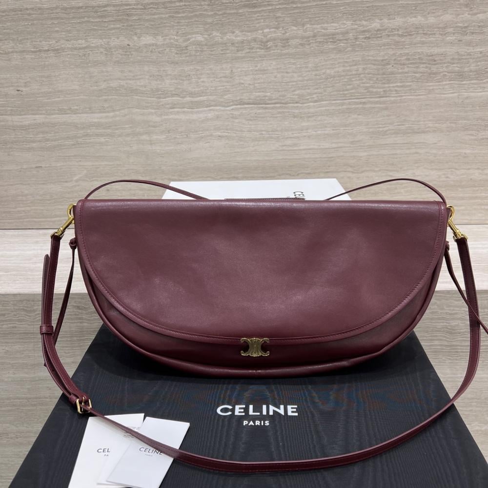 حقيبة سيلين سوفت تريومف هاف مون المصنوعة من جلد الخروف اللامع