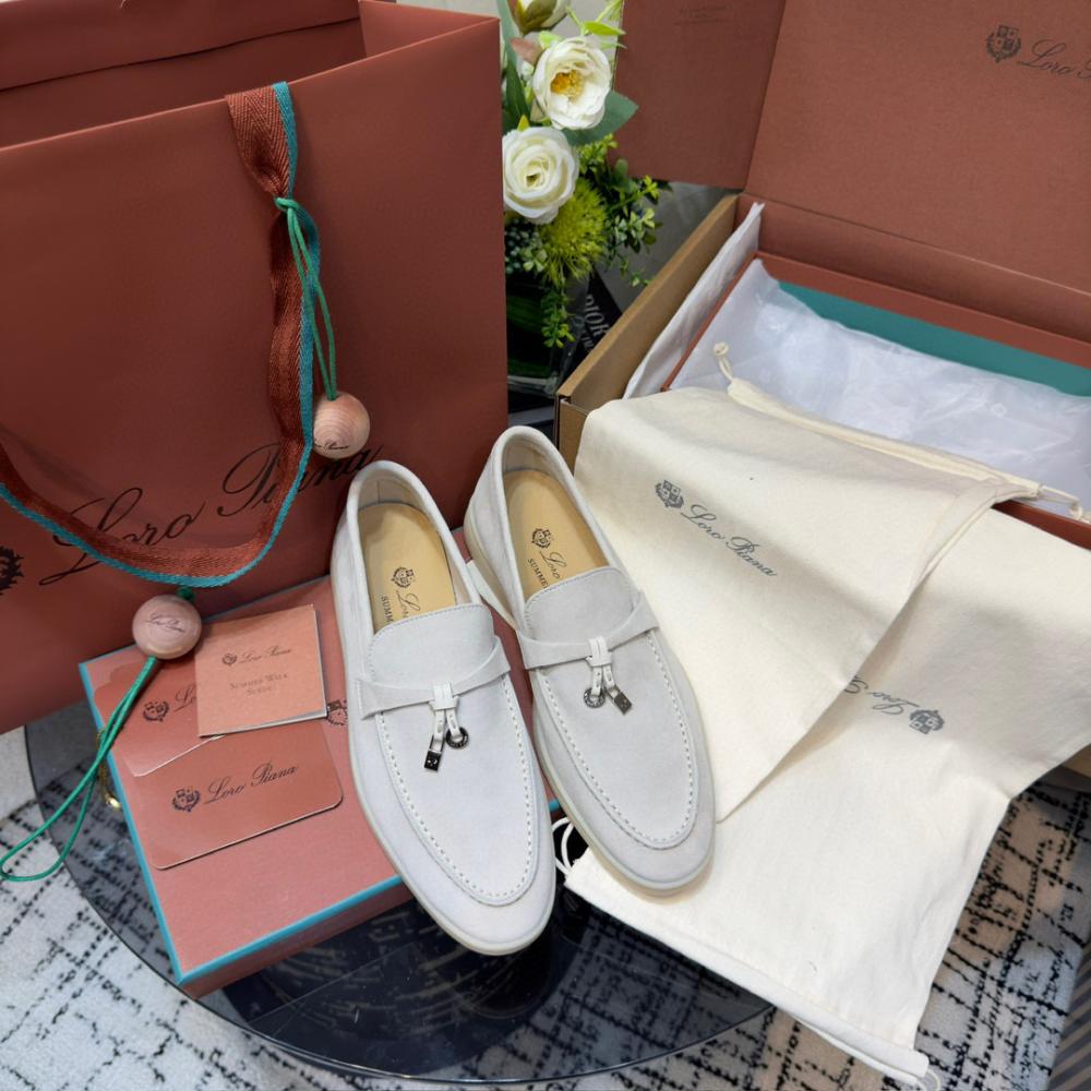 Loro Piana Yaz Büyüsü Yürüyüş Ayakkabısı - Açık Gri - Glimmer of Luxury