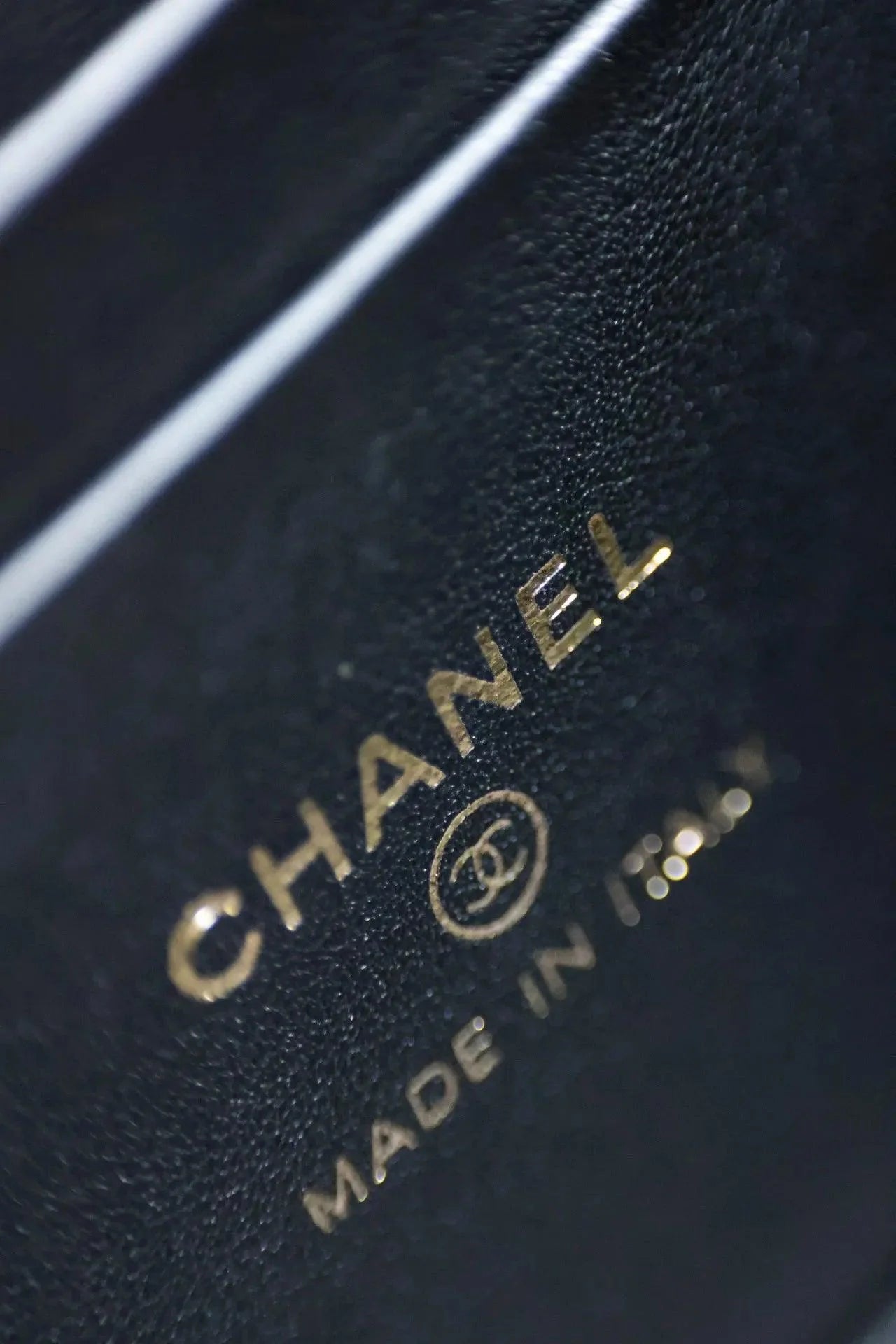 Chanel 22B Siyah Kuzu Derisi Üst Saplı Küçük Vanity AGHW - Glimmer of Luxury