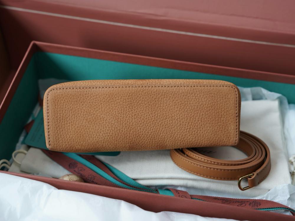 Loro Piana – Extra Pocket L19 (Camel / Light Skin Color)