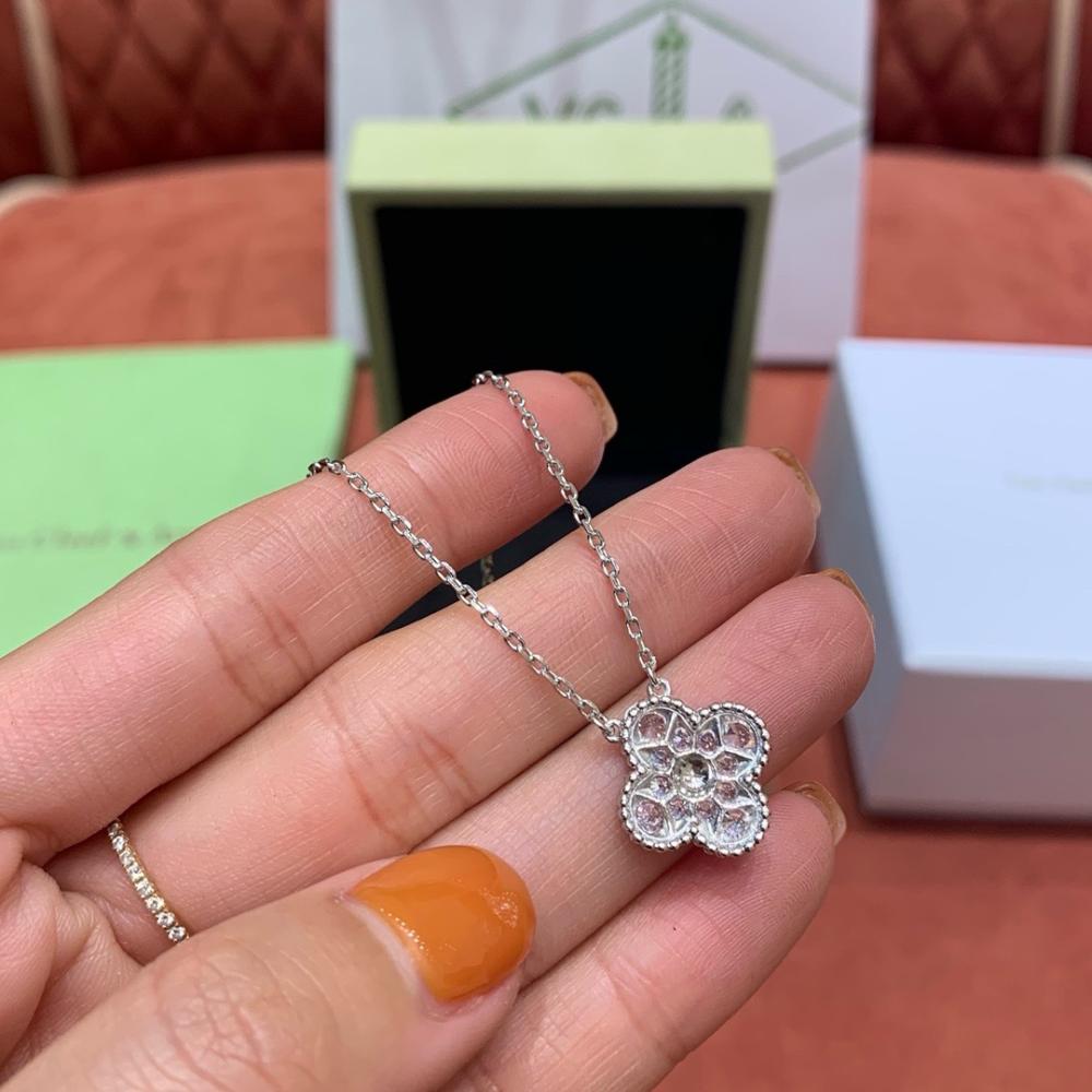 قلادة Van Cleef & Arpels Alhambra