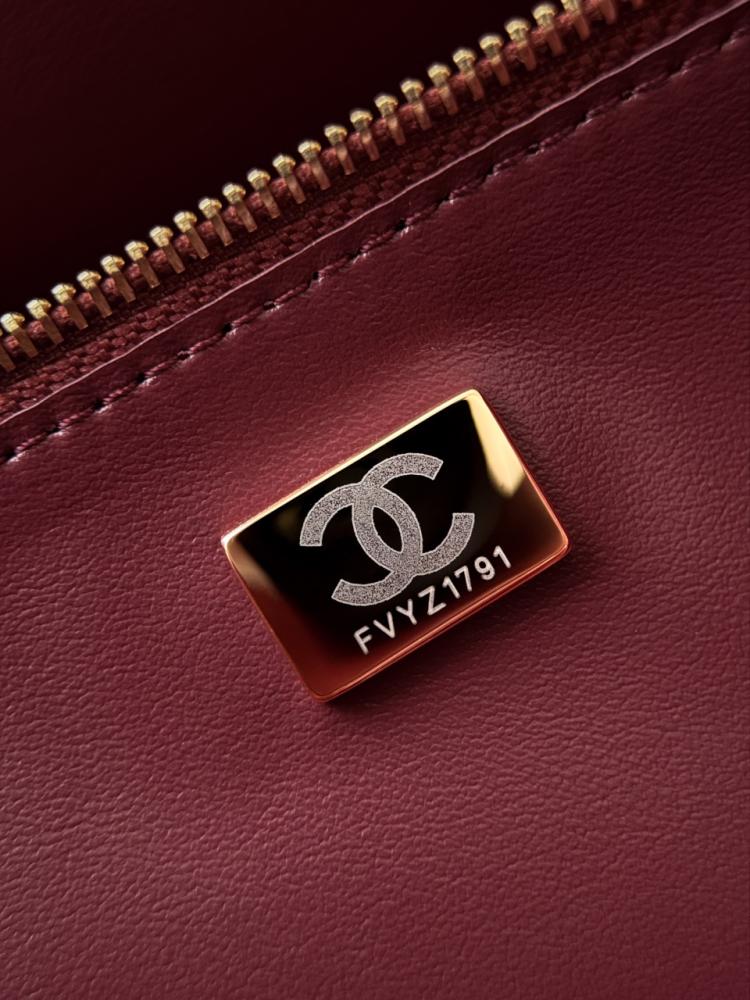 Chanel Maxi “Souplissimo” Küçük Kapaklı Çanta
