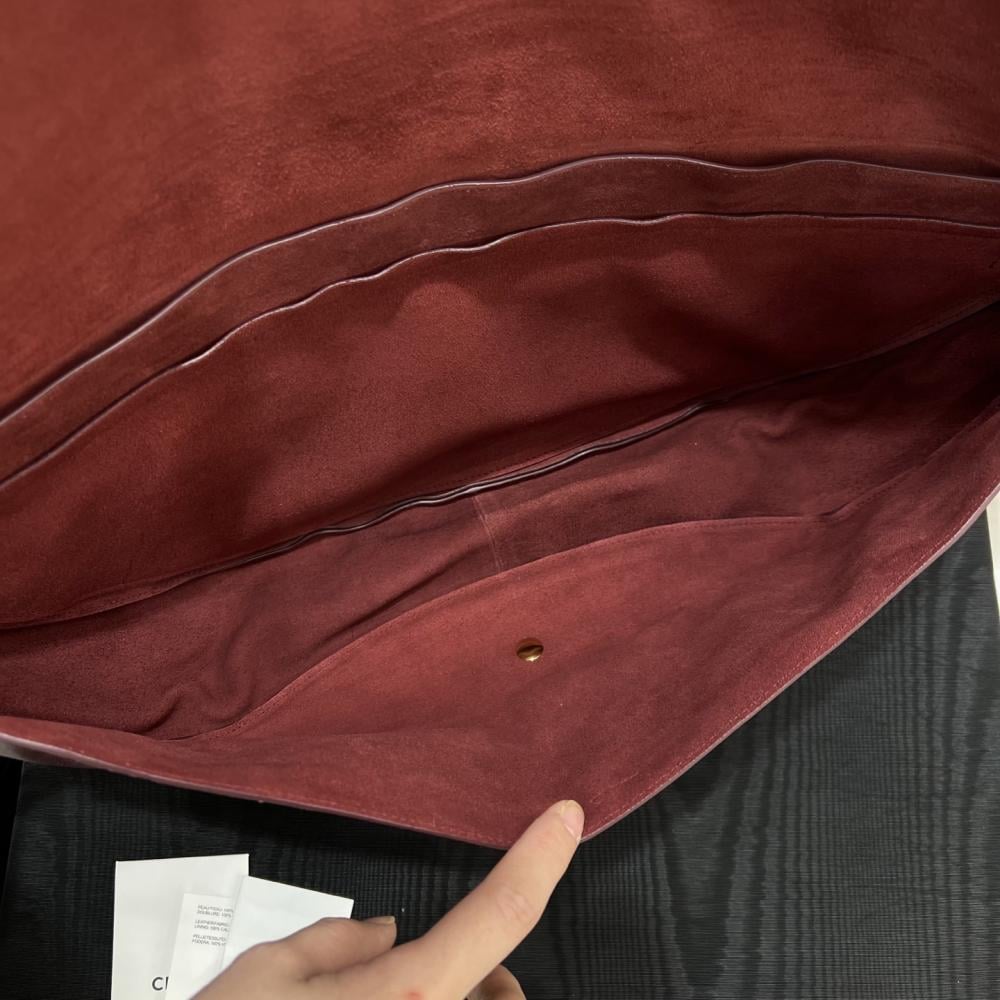 حقيبة سيلين سوفت تريومف هاف مون المصنوعة من جلد الخروف اللامع