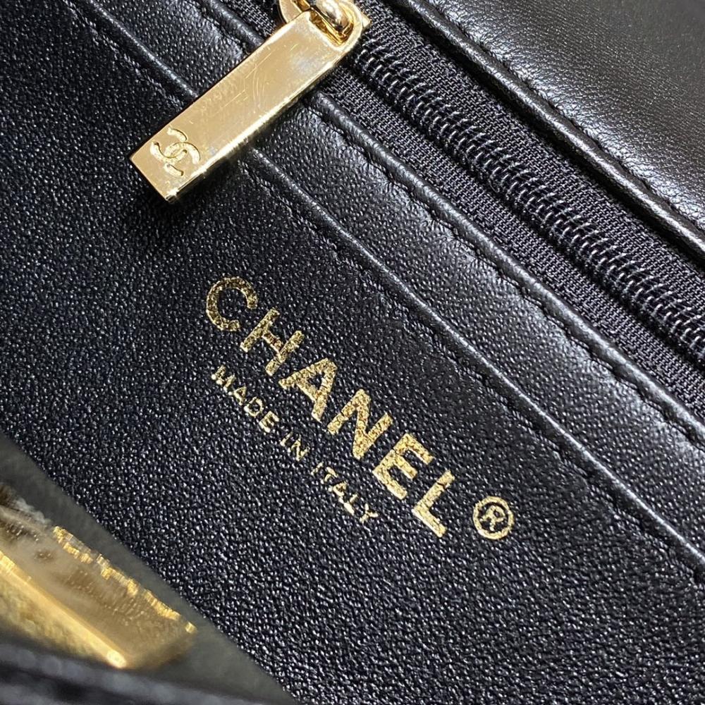 Chanel 22P Sınırlı Sayıda Mini Dikdörtgen Saplı Kuzu Derisi GHW - Glimmer of Luxury