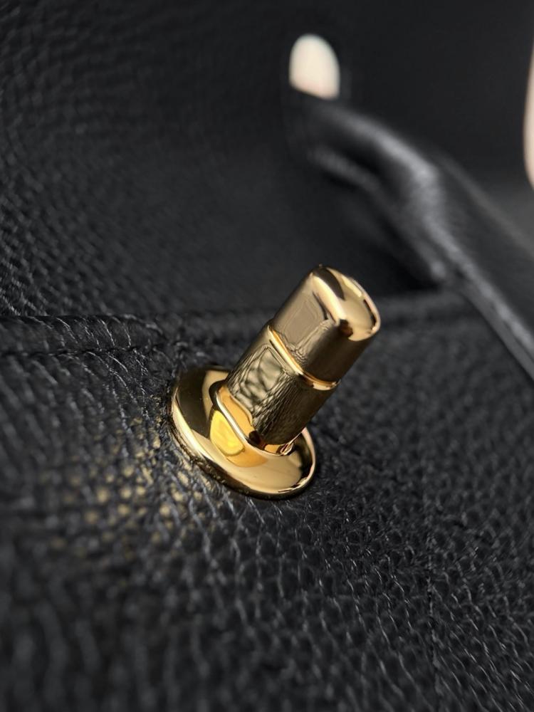 Chanel Urban Essentials Küçük Alışveriş Çantası