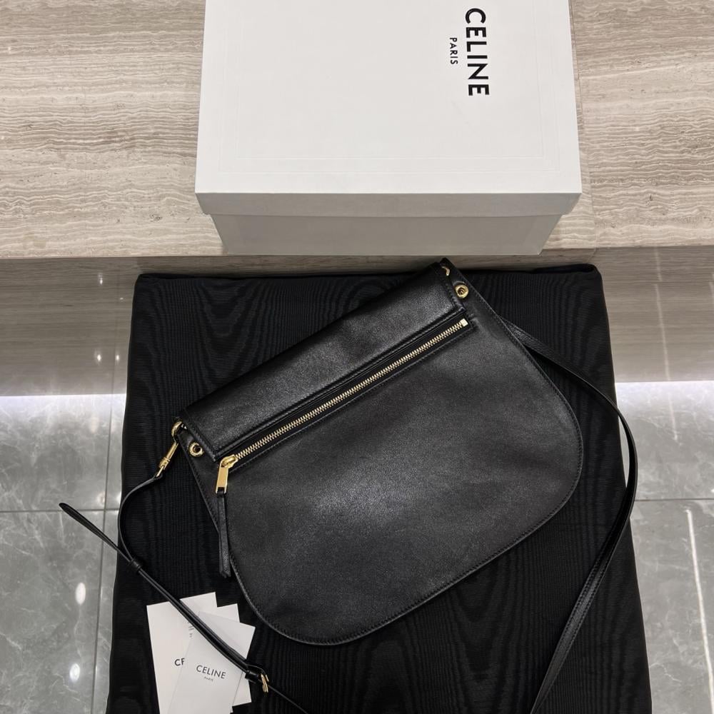 حقيبة CELINE Soft Triomphe Besace من جلد الحمل اللامع – أسود