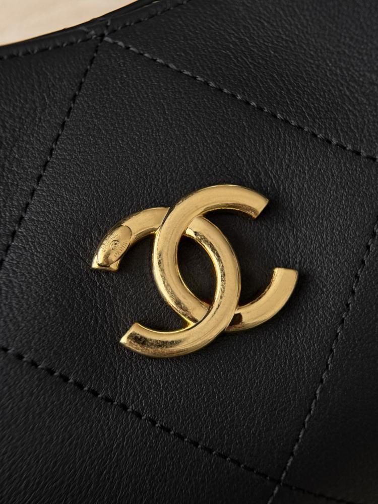 Chanel 25 Carat Hippie Hobo Bag – Vintage Gold Chain Design