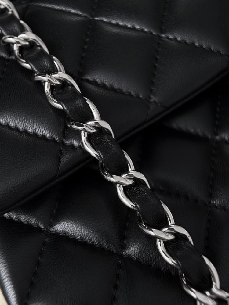 Chanel 2025/26 Yumuşak Kapitone Kuzu Derisi Maxi Tek Kapaklı Çanta