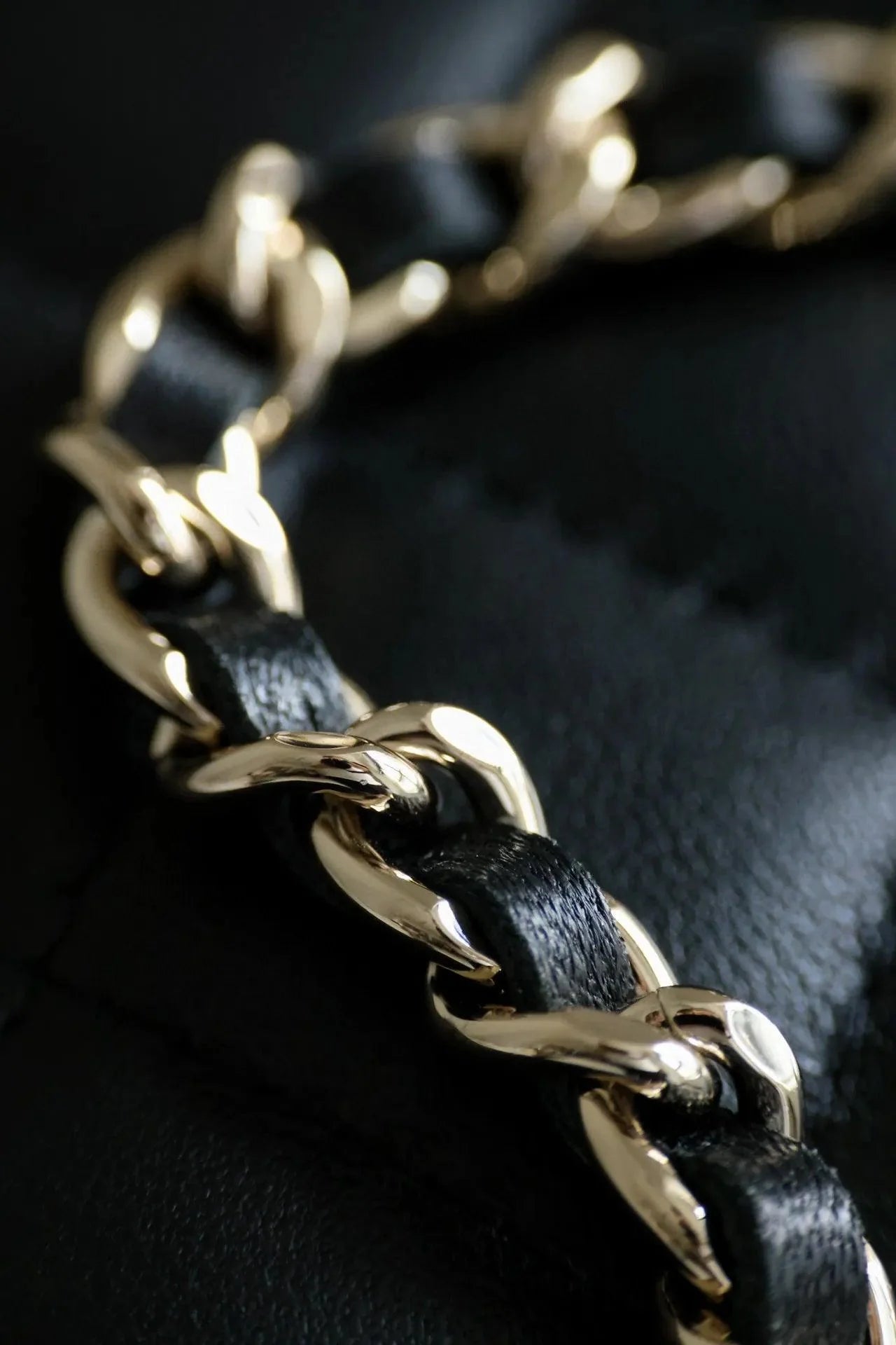 Chanel 22B Siyah Kuzu Derisi Üst Saplı Küçük Vanity AGHW - Glimmer of Luxury