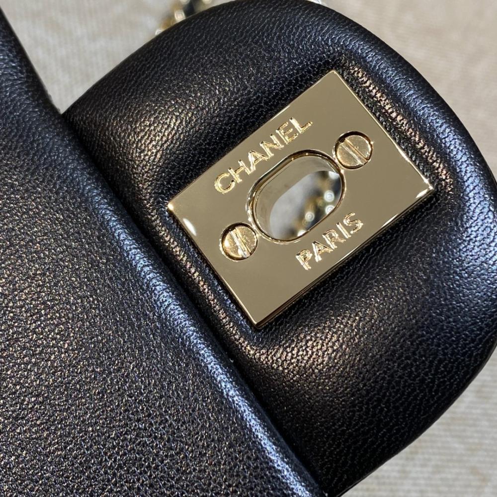 Chanel 22P Sınırlı Sayıda Mini Dikdörtgen Saplı Kuzu Derisi GHW - Glimmer of Luxury