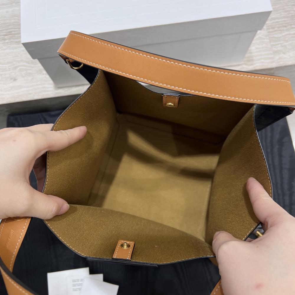 حقيبة صغيرة مكعبة من قماش الكانفاس وجلد العجل الطبيعي من CELINE Triomphe – لون العسل