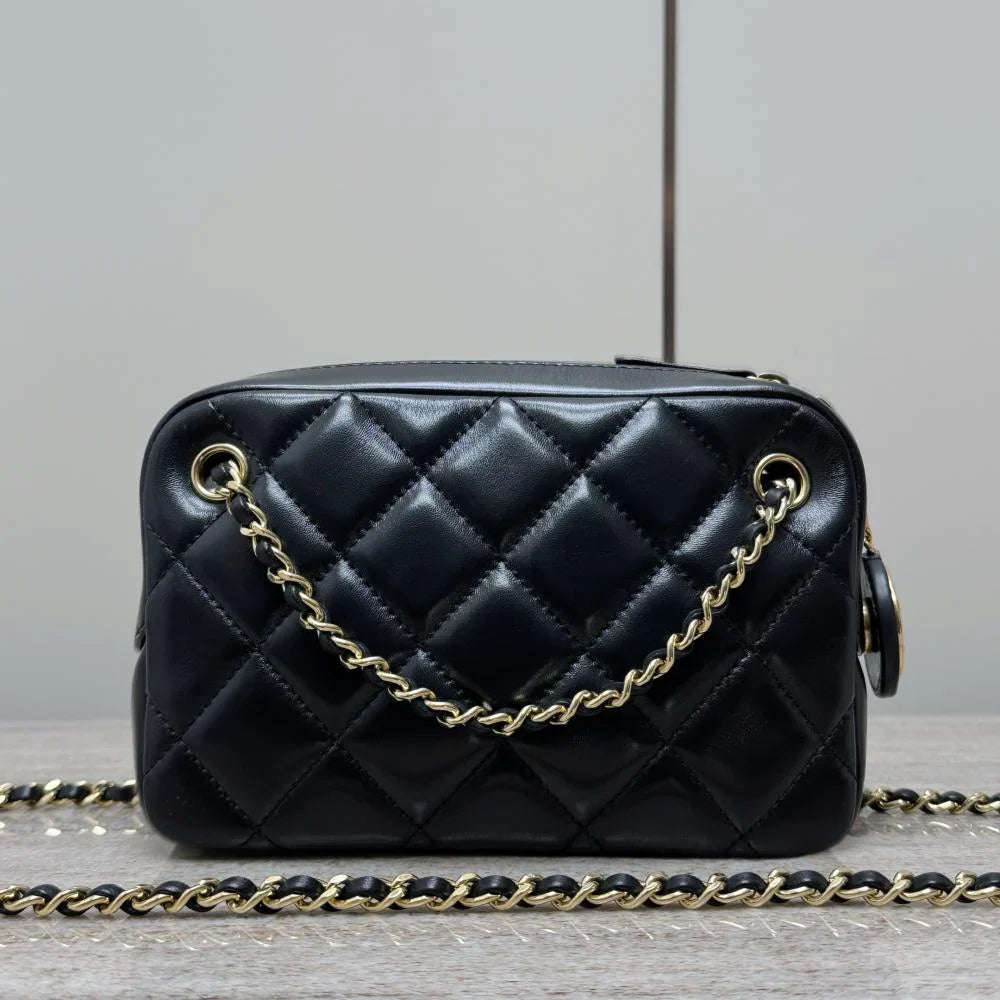 Chanel Parlak Kuzu Derisi Mini Kamera Kılıfı - Glimmer of Luxury