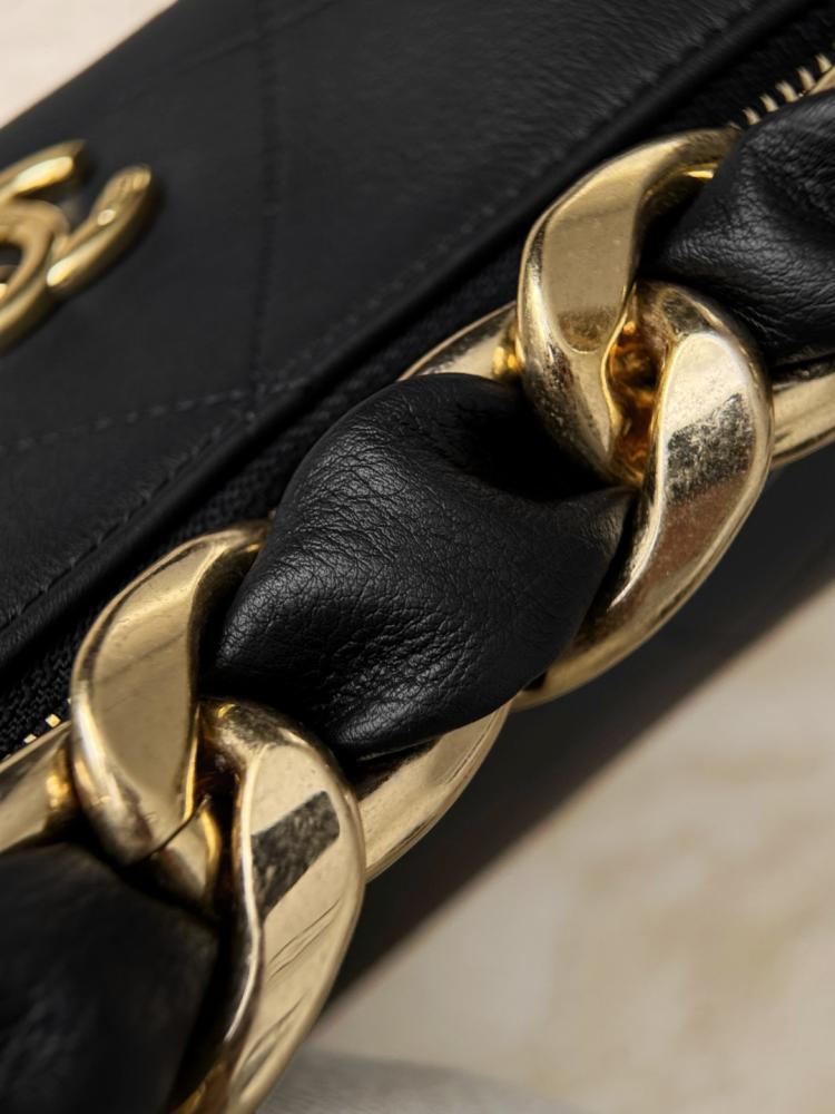 Chanel 25 Carat Hippie Hobo Bag – Vintage Gold Chain Design