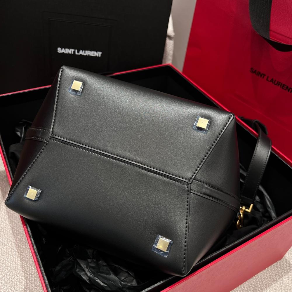 Saint Laurent LE 37 حقيبة جلد لامع