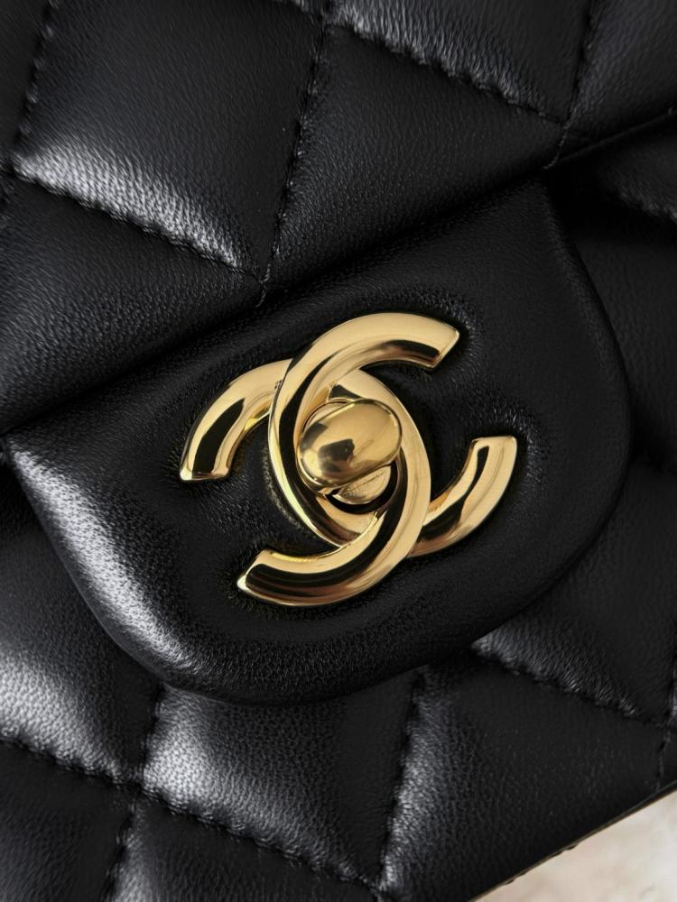 Chanel 2025/26 Yumuşak Kapitone Kuzu Derisi Maxi Tek Kapaklı Çanta