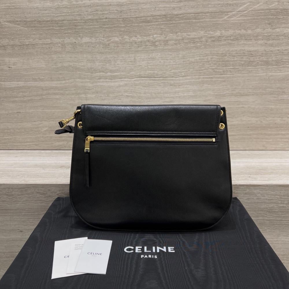 حقيبة CELINE Soft Triomphe Besace من جلد الحمل اللامع – أسود