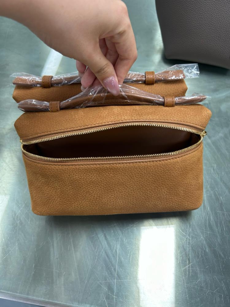 Loro Piana – Extra Pocket L19 (Camel / Light Skin Color)