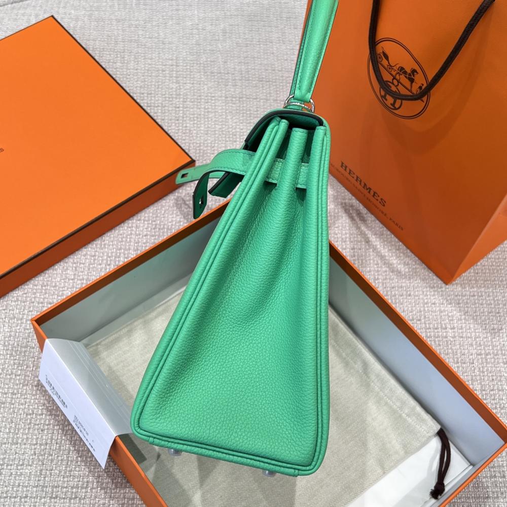 Hermès Kelly 25 Almond Green Epsom Leather with Gold Hardware (Ghw)