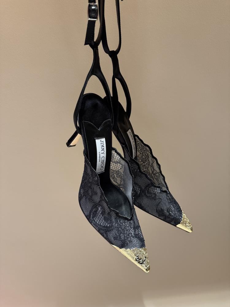 Buty na wysokim obcasie Jimmy Choo ze szpiczastym noskiem i koronkowymi zdobieniami