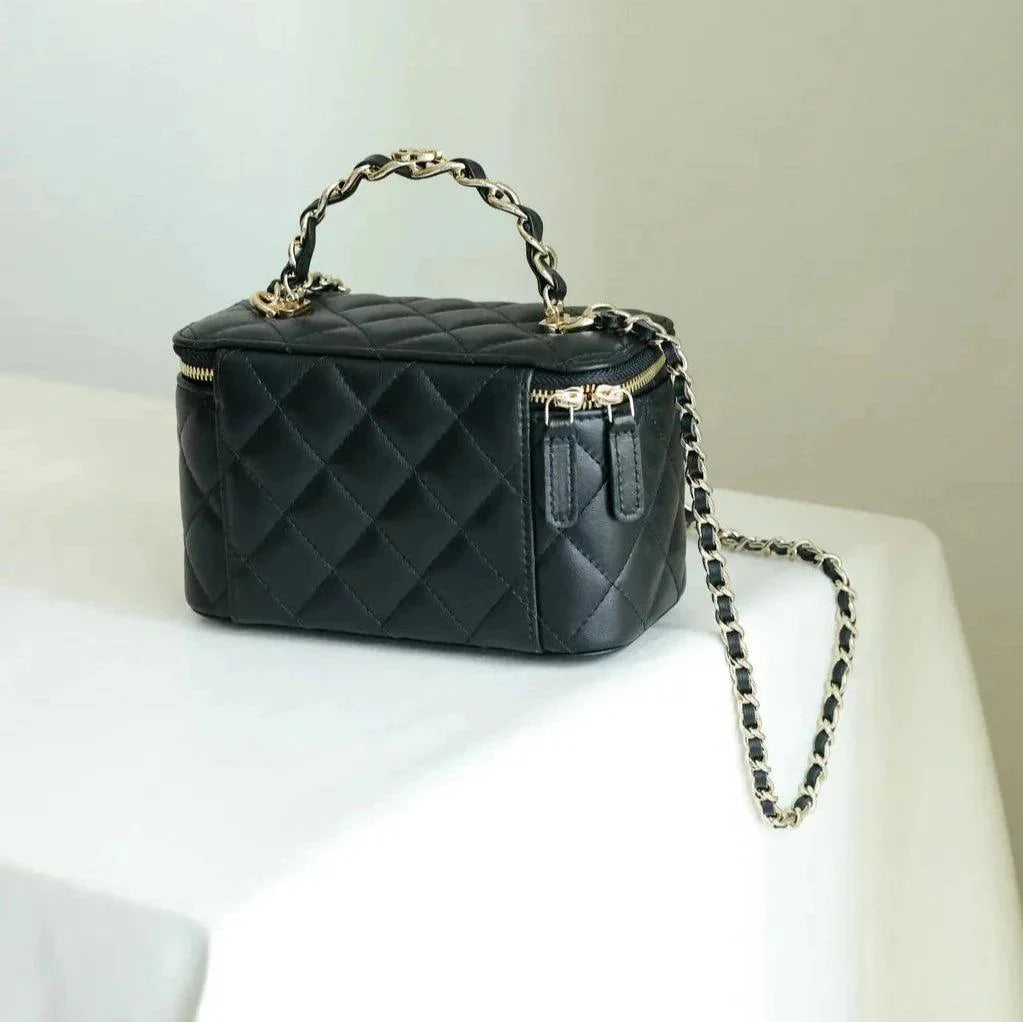 Chanel 22B Siyah Kuzu Derisi Üst Saplı Küçük Vanity AGHW - Glimmer of Luxury