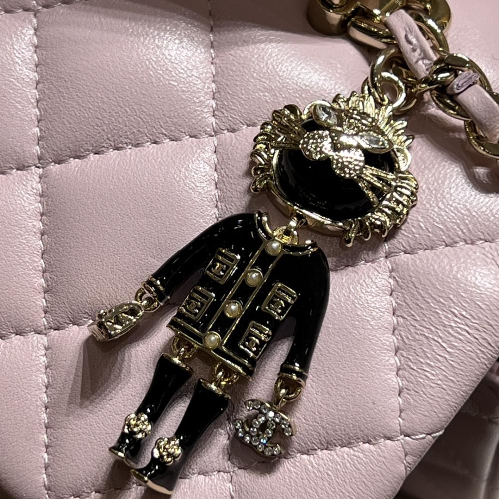 Chanel 22P Sınırlı Sayıda Mini Dikdörtgen Saplı Kuzu Derisi GHW - Glimmer of Luxury