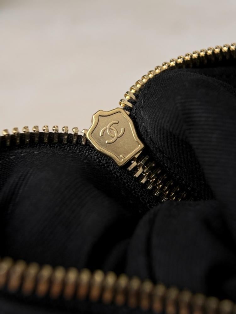 Chanel 25 Carat Hippie Hobo Bag – Vintage Gold Chain Design