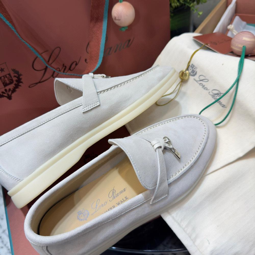 Loro Piana Yaz Büyüsü Yürüyüş Ayakkabısı - Açık Gri - Glimmer of Luxury