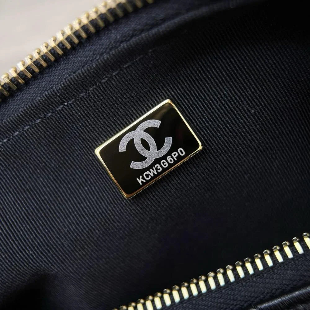 Chanel Orta Hobo Kargo Çantası Dana Derisi Siyah GHW - Glimmer of Luxury