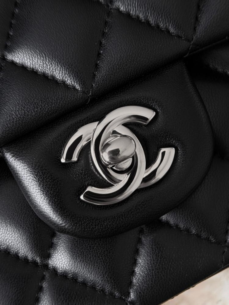 Chanel 2025/26 Yumuşak Kapitone Kuzu Derisi Maxi Tek Kapaklı Çanta