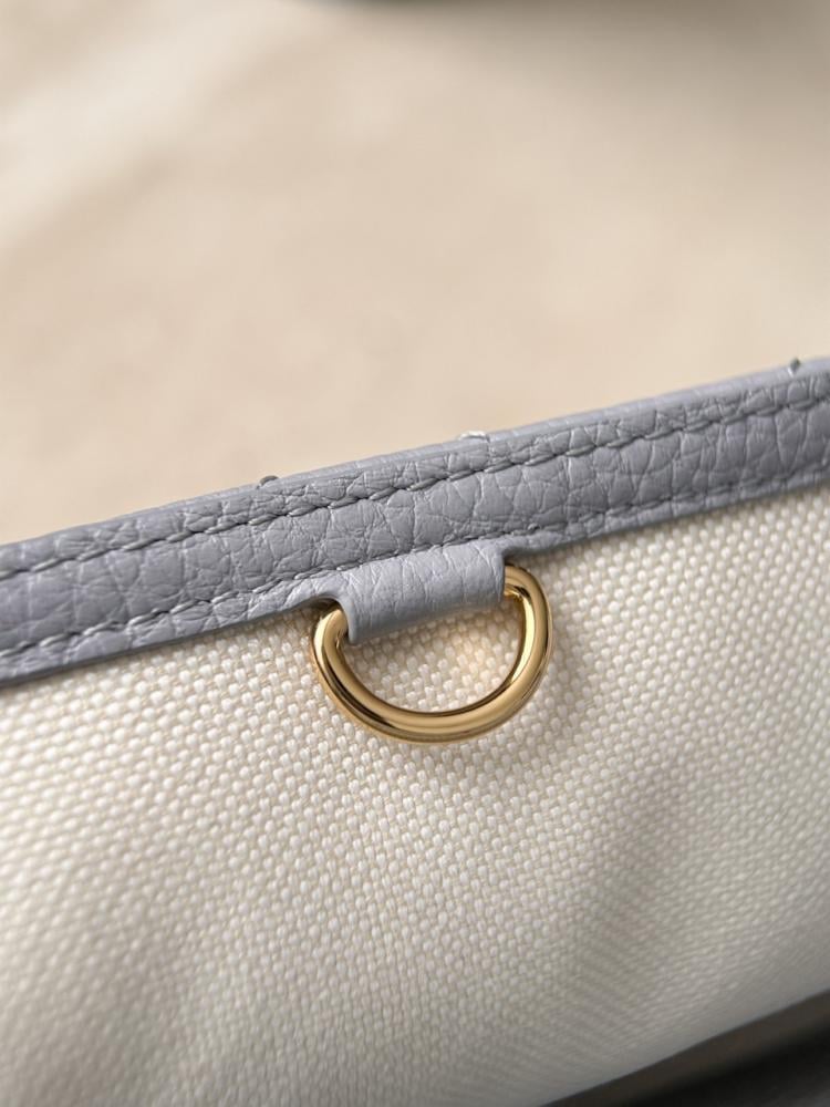 Chanel Urban Essentials Küçük Alışveriş Çantası