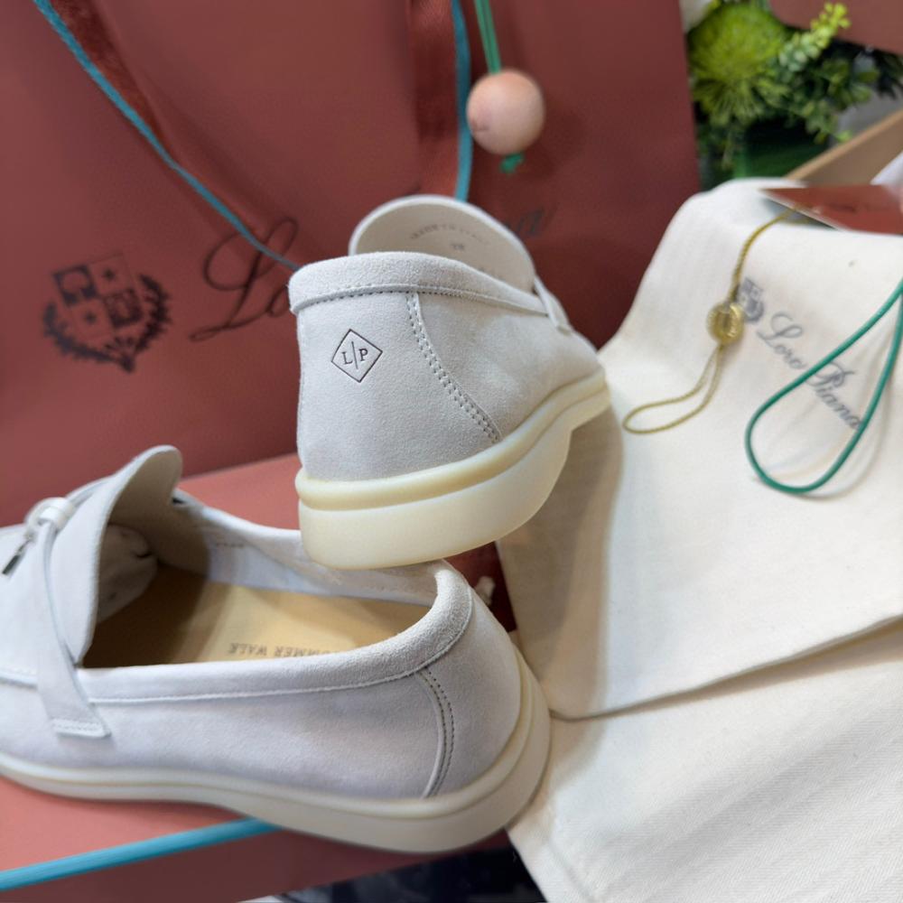 Loro Piana Yaz Büyüsü Yürüyüş Ayakkabısı - Açık Gri - Glimmer of Luxury