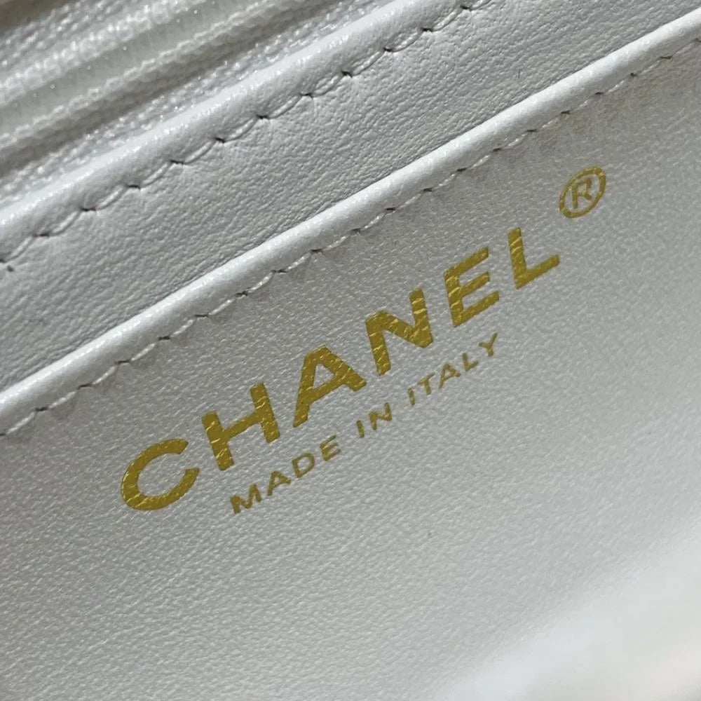 Chanel 22P Sınırlı Sayıda Mini Dikdörtgen Saplı Kuzu Derisi GHW - Glimmer of Luxury