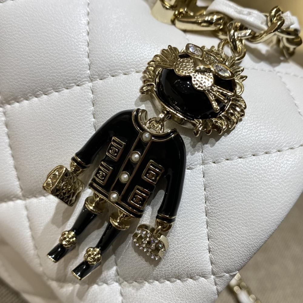 Chanel 22P Sınırlı Sayıda Mini Dikdörtgen Saplı Kuzu Derisi GHW - Glimmer of Luxury