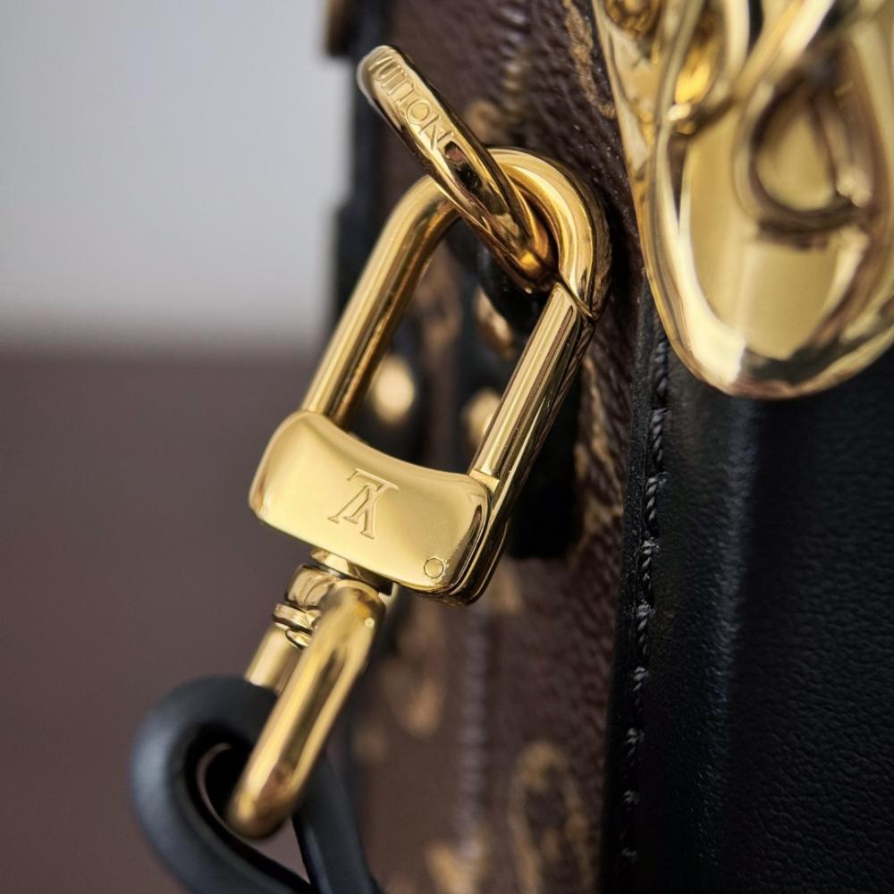 LV M13738 Petite Malle Çanta