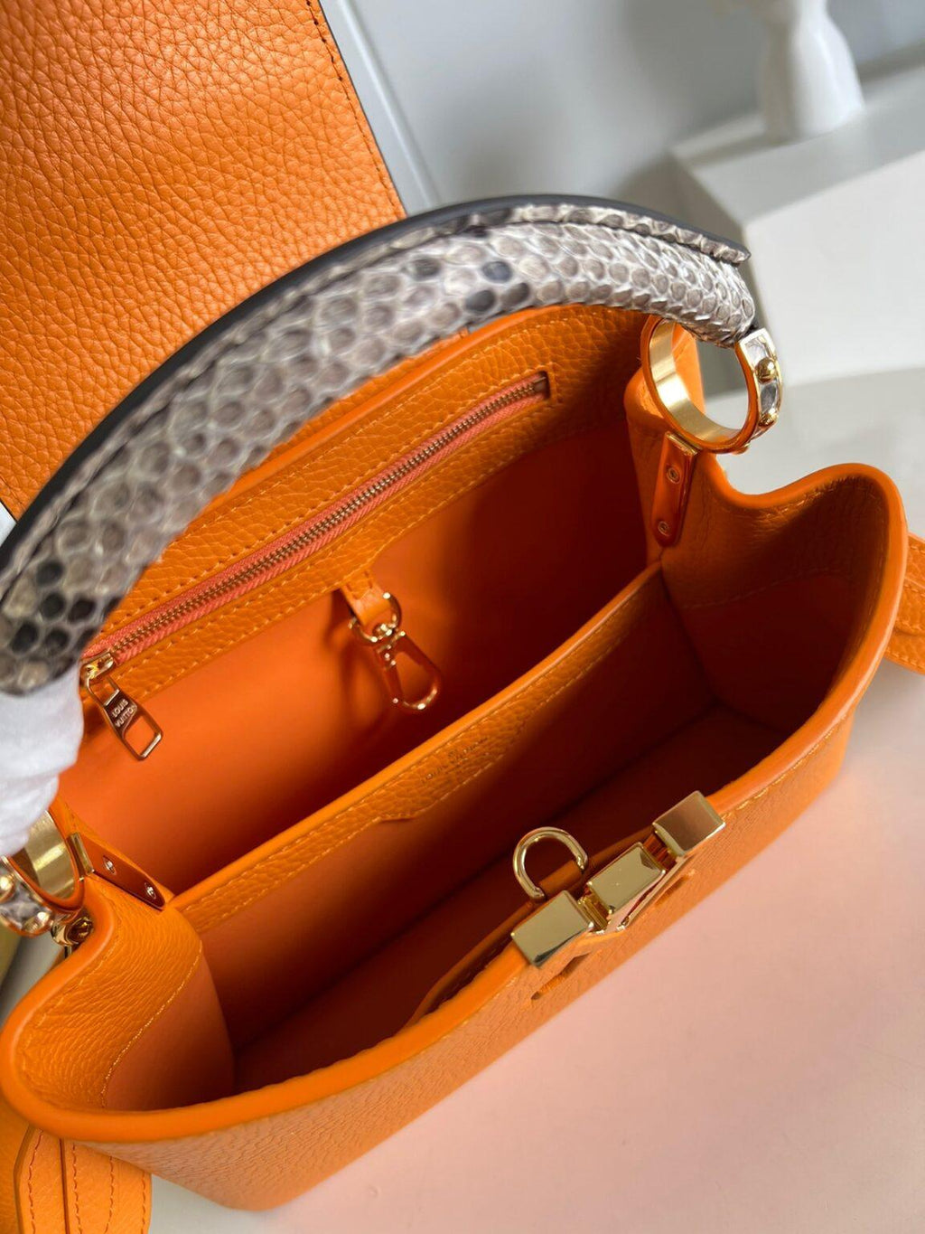 Louis Vuitton Capucines BB Altın Renkli Küçük El Çantası - Glimmer of Luxury