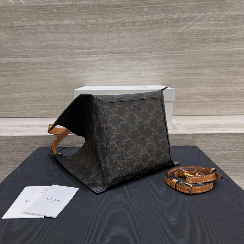 حقيبة صغيرة مكعبة من قماش الكانفاس وجلد العجل الطبيعي من CELINE Triomphe – لون العسل