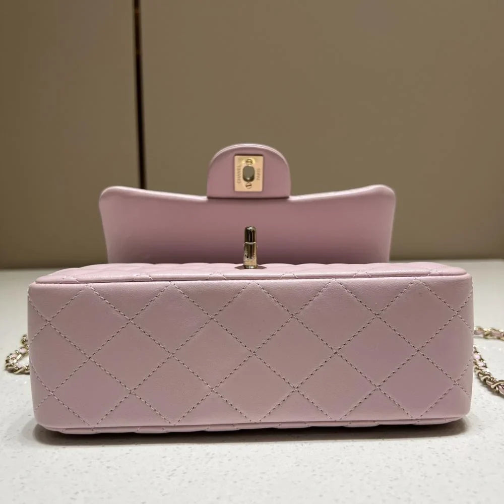 Chanel 22P Sınırlı Sayıda Mini Dikdörtgen Saplı Kuzu Derisi GHW - Glimmer of Luxury