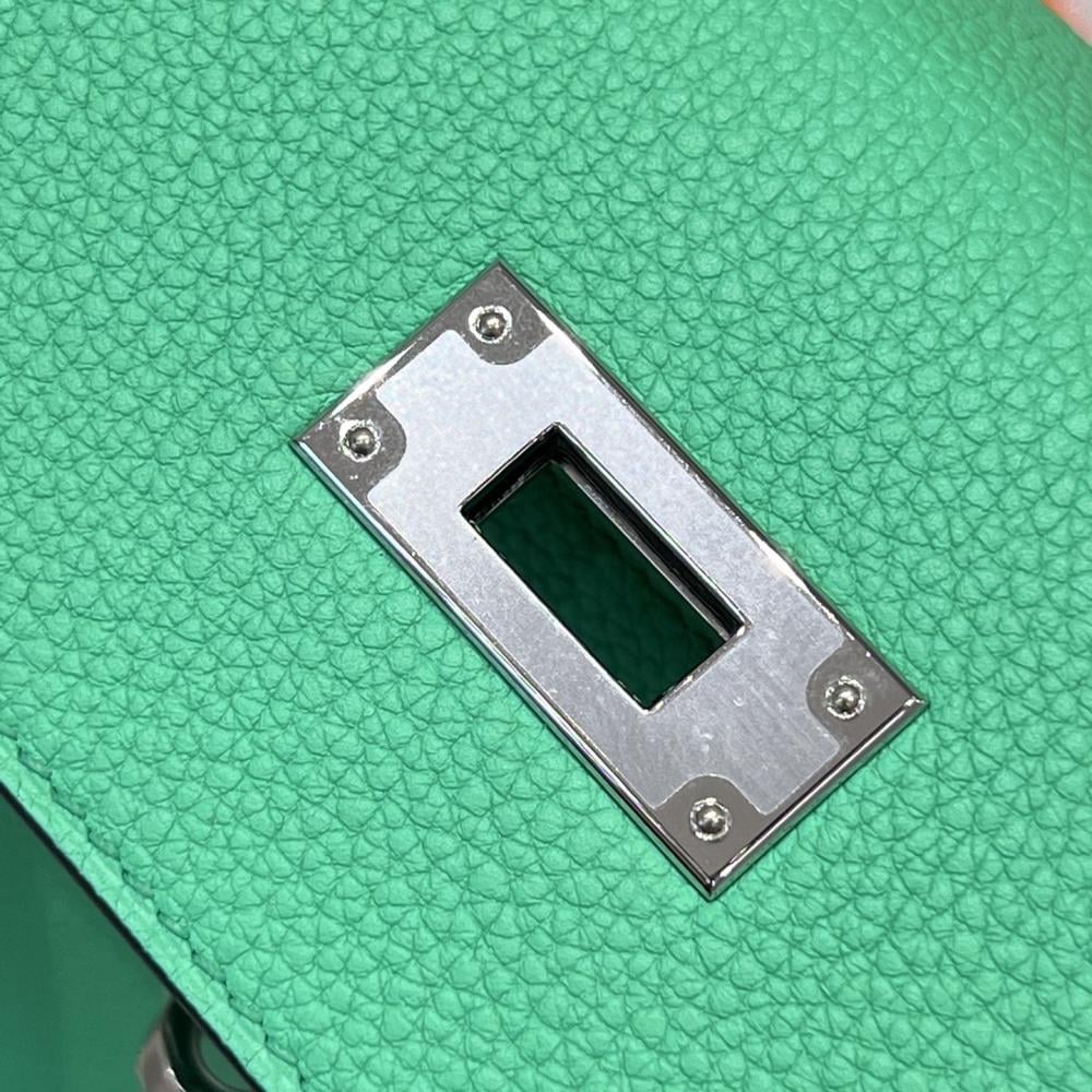 Hermès Kelly 25 Almond Green Epsom Leather with Gold Hardware (Ghw)