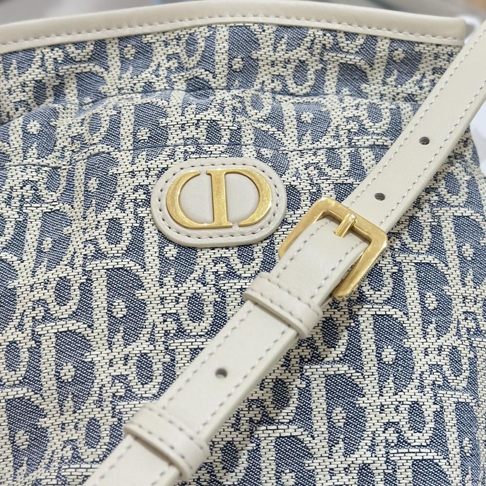 Dior 30 Montaigne Mini Bağcıklı Kova Çanta