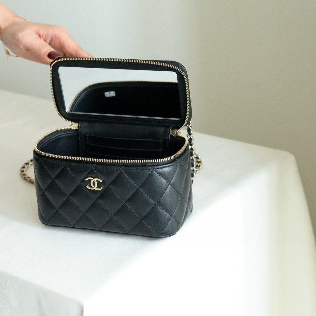 Chanel 22B Siyah Kuzu Derisi Üst Saplı Küçük Vanity AGHW - Glimmer of Luxury