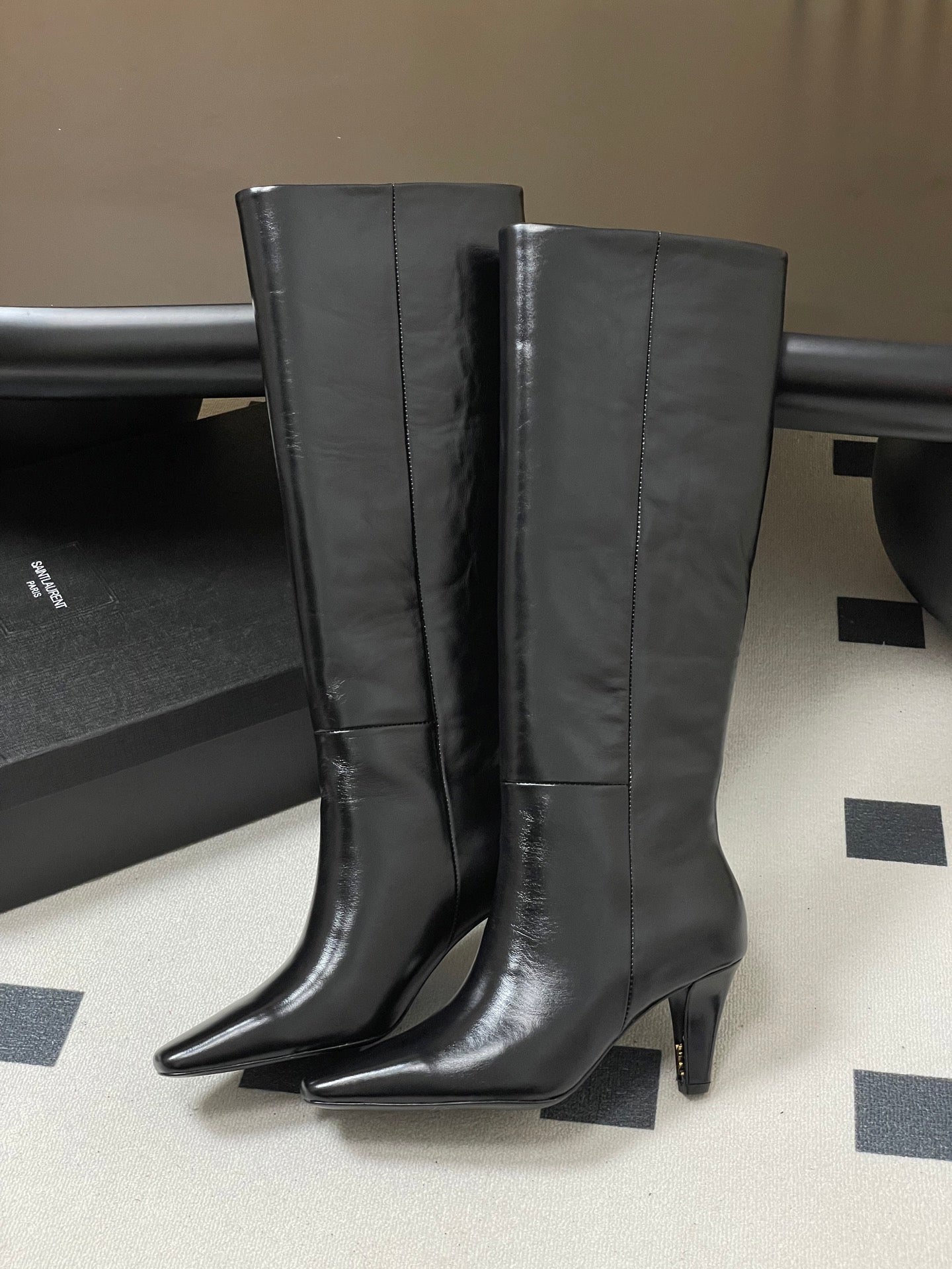 Saint Laurent FW26 Uzun Çizme – Sivri Burunlu, Yüksek Topuklu (8 cm)